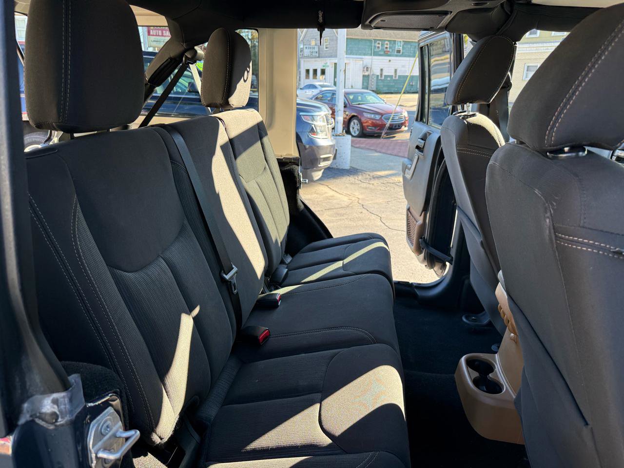 Used 2018 Jeep Wrangler Unlimited Rubicon w/ Connectivity Group AWD/4WD image 34