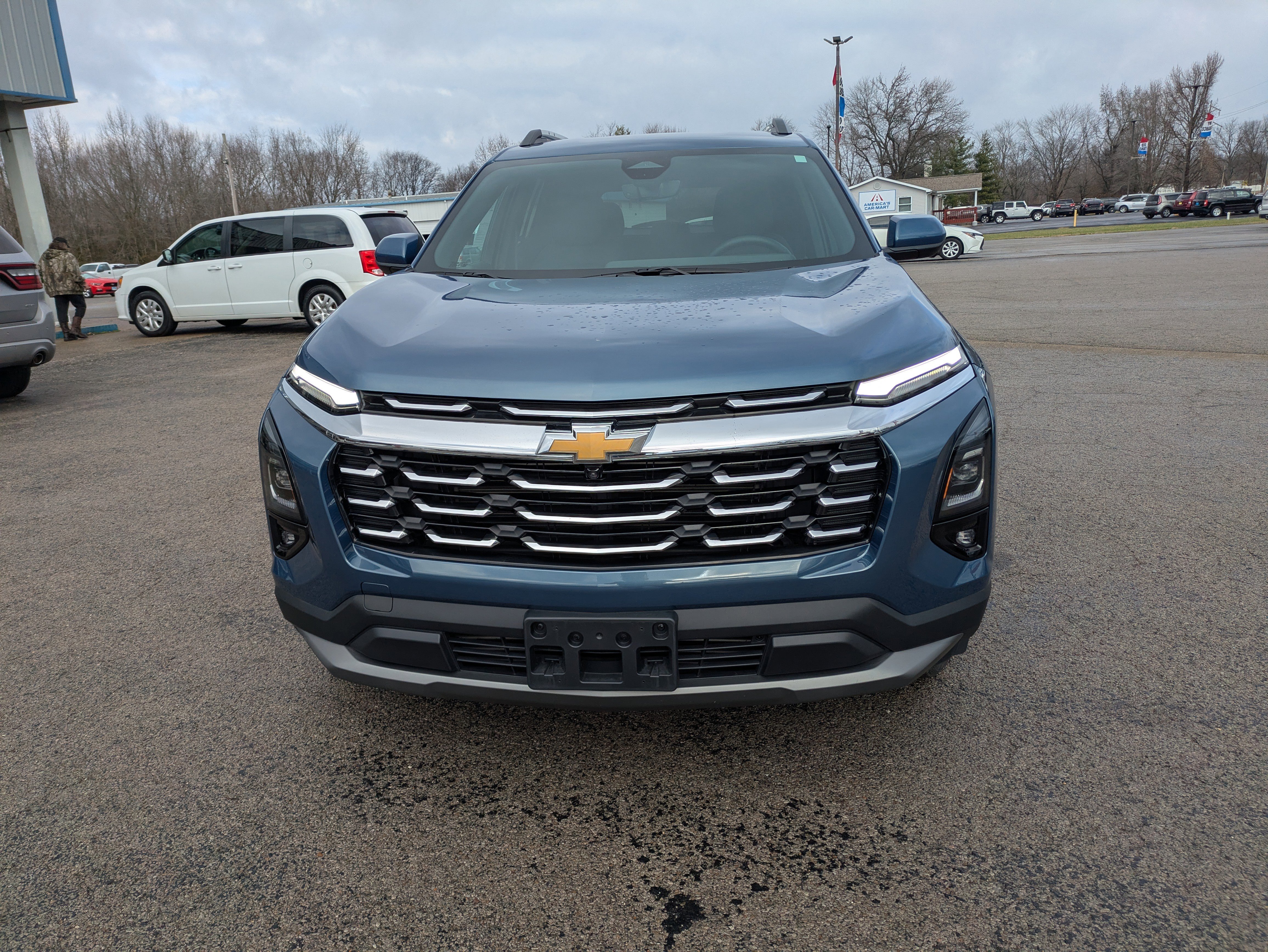 Used 2025 Chevrolet Equinox LT w/ Convenience Package II image 2