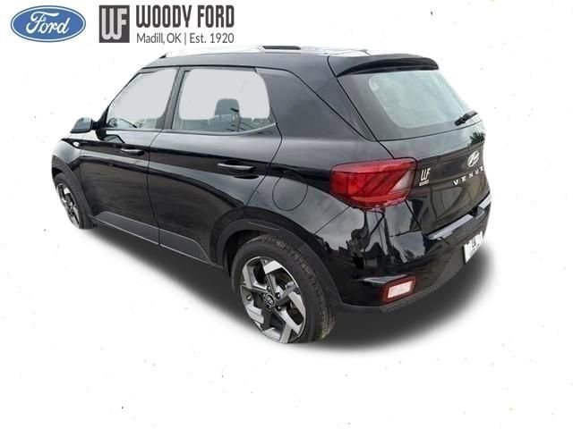 Used 2025 Hyundai Venue SEL FWD image 2