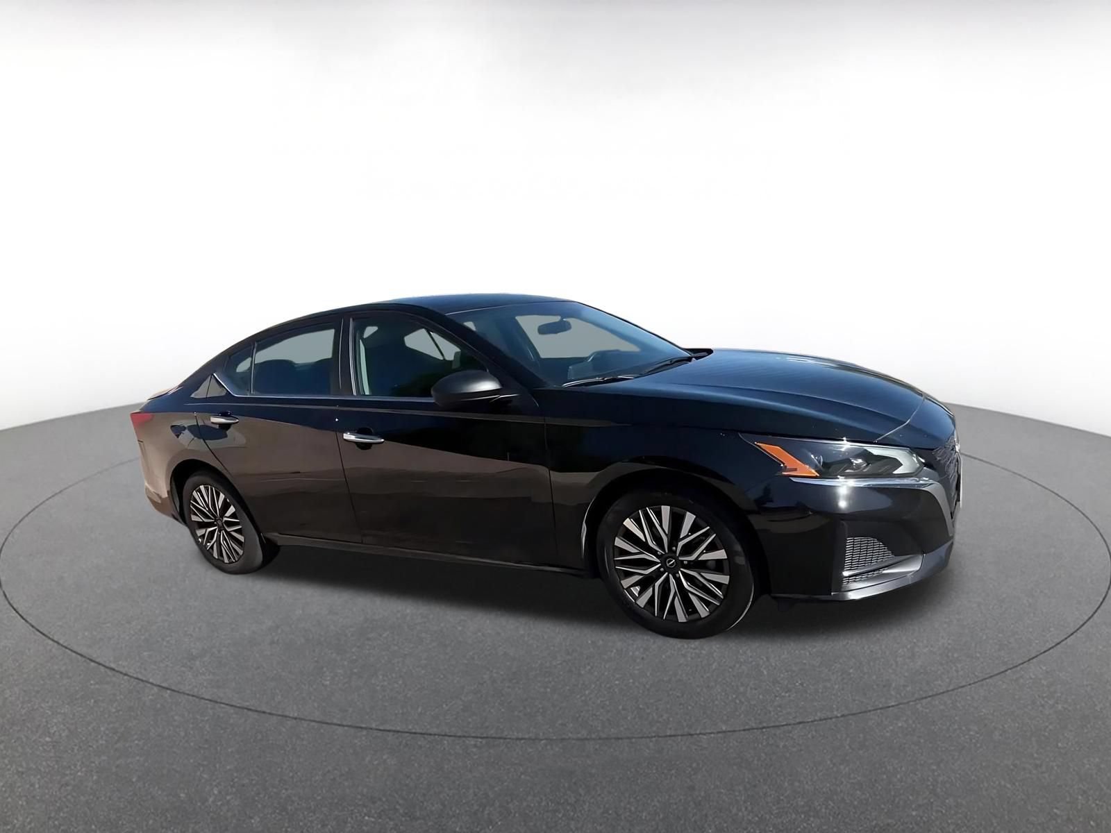 Used 2025 Nissan Altima 2.5 SV FWD image 2