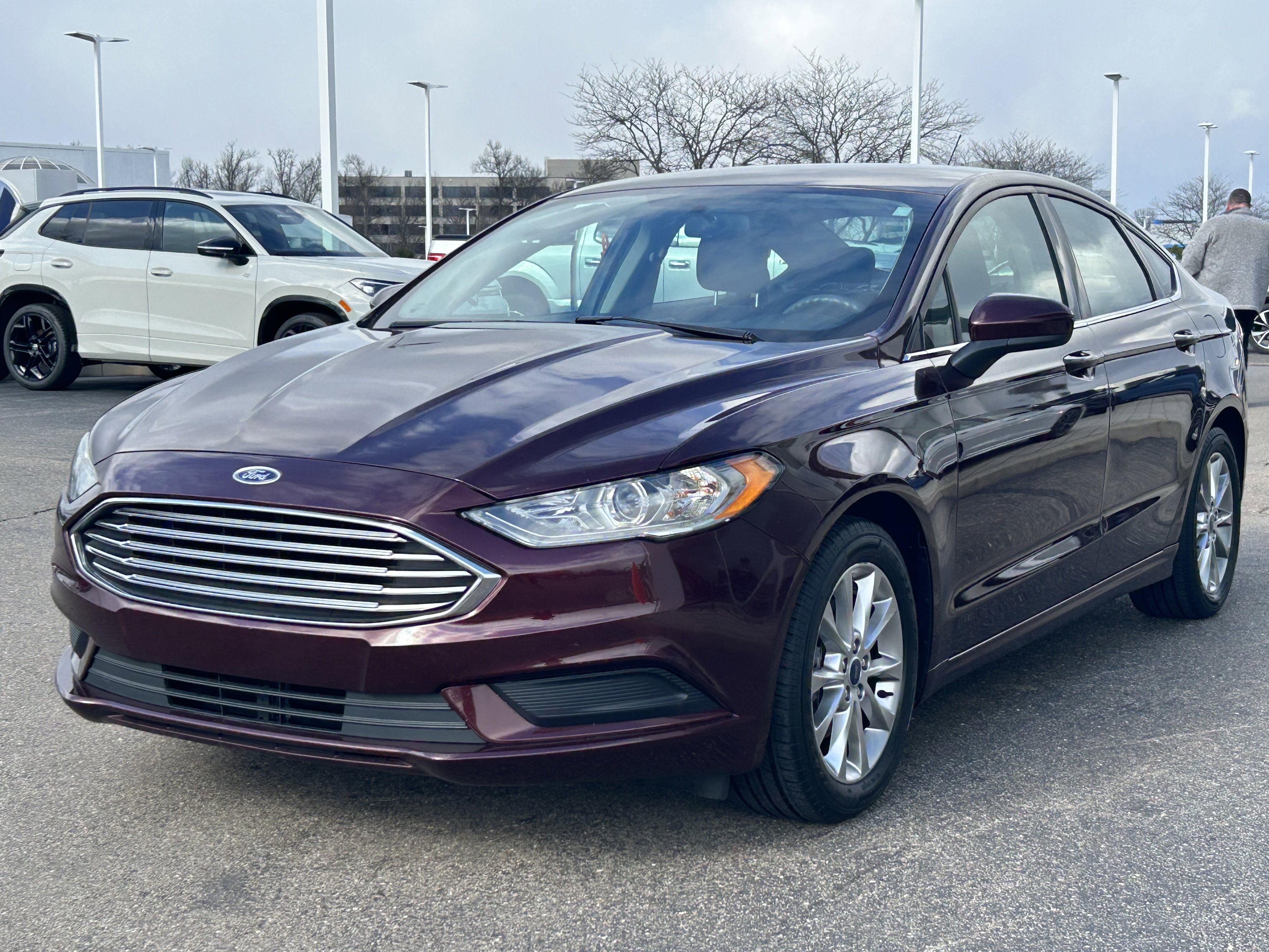 Used 2017 Ford Fusion SE w/ Fusion SE Technology Package image 3