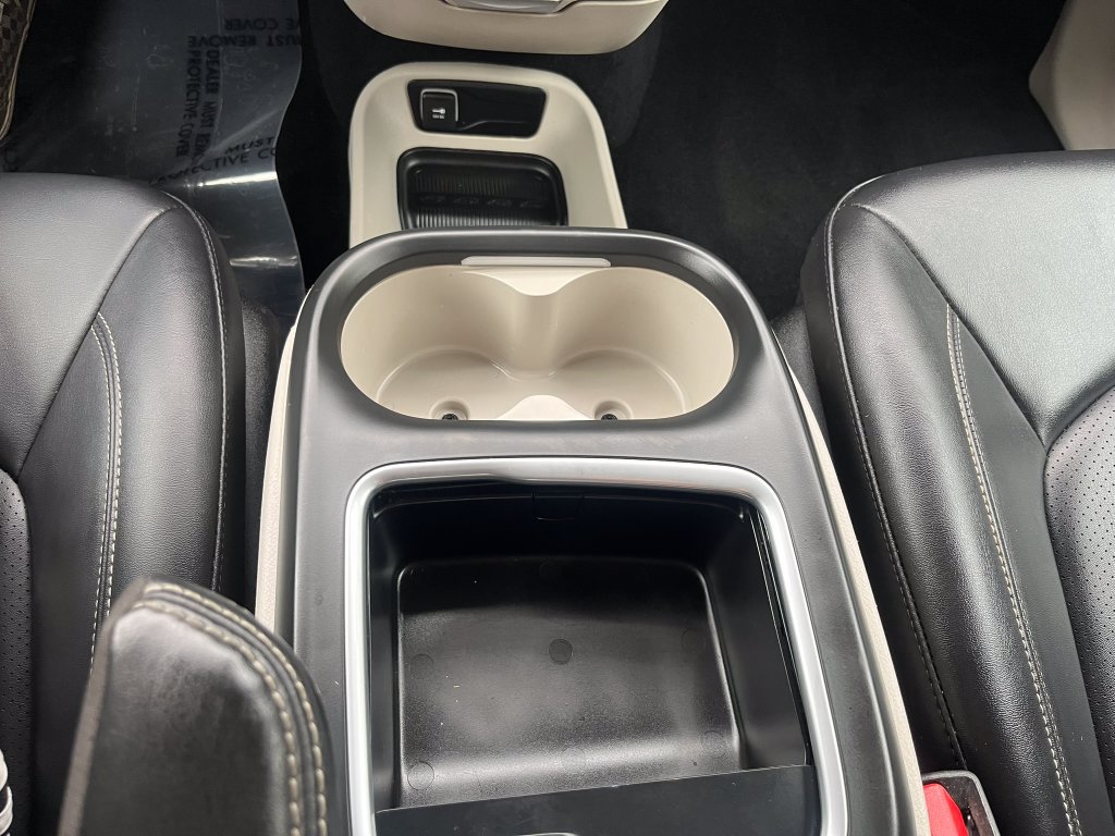 Used 2024 Chrysler Pacifica Touring-L FWD image 16