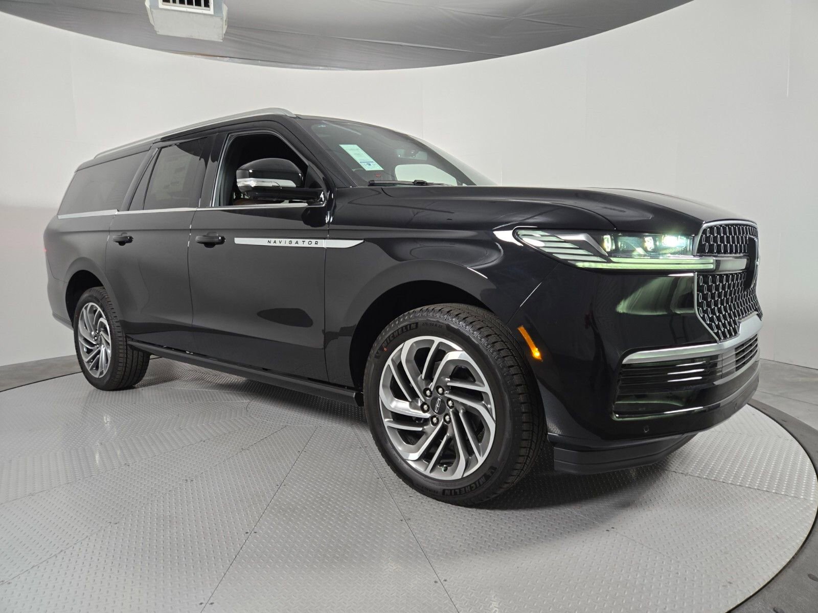 New 2026 Lincoln Navigator L Reserve AWD/4WD image 2