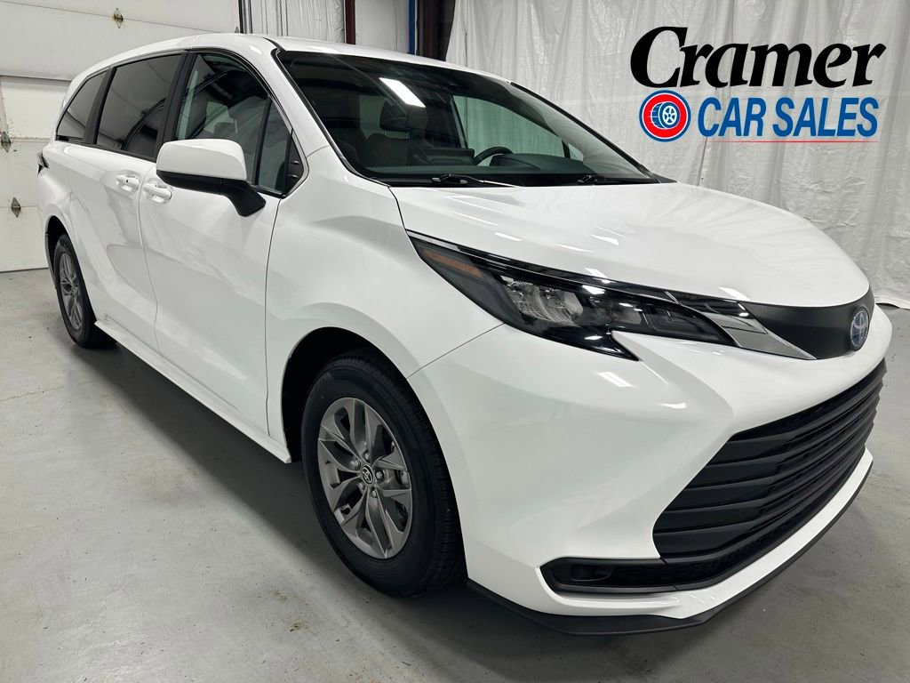 Used 2025 Toyota Sienna LE FWD video 1