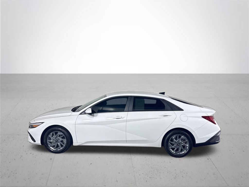 Used 2025 Hyundai Elantra Hybrid FWD image 9
