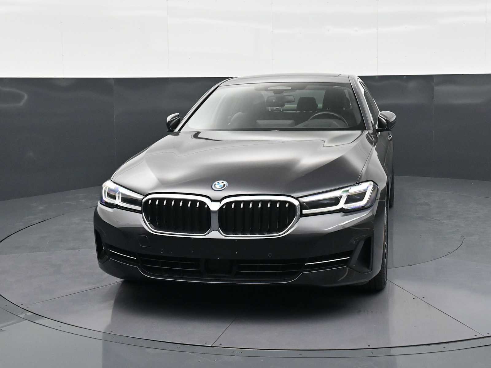 Used 2022 BMW 530e w/ Executive Package RWD image 2