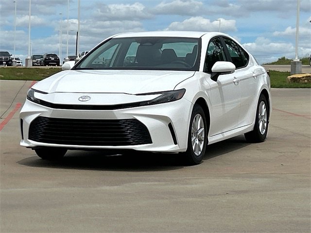 Used 2025 Toyota Camry LE image 3
