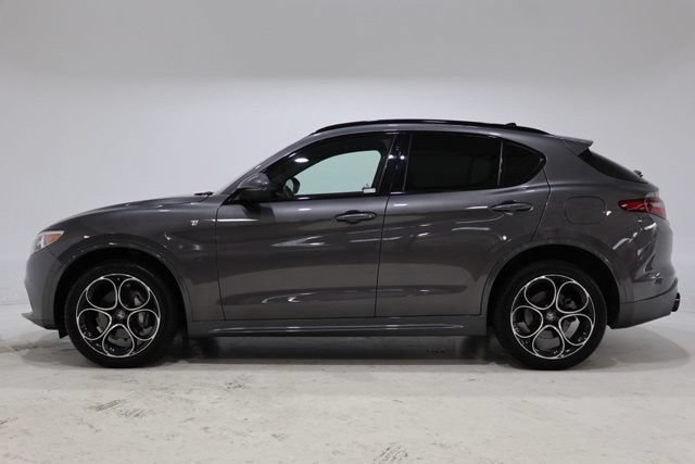 Used 2023 Alfa Romeo Stelvio Ti AWD/4WD image 4