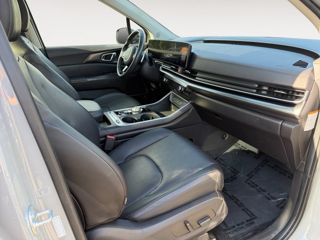 Used 2025 Kia Carnival SX w/ SX Dark Edition Package FWD image 26