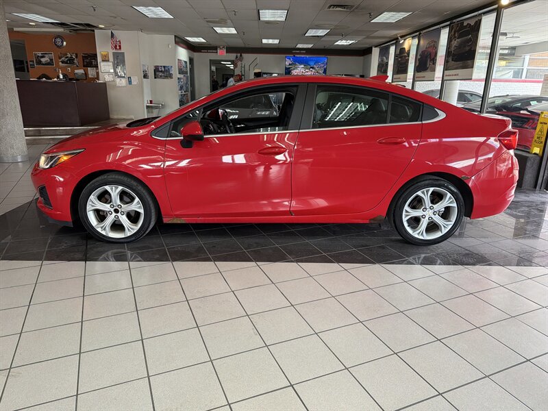 Used 2019 Chevrolet Cruze Premier FWD image 2