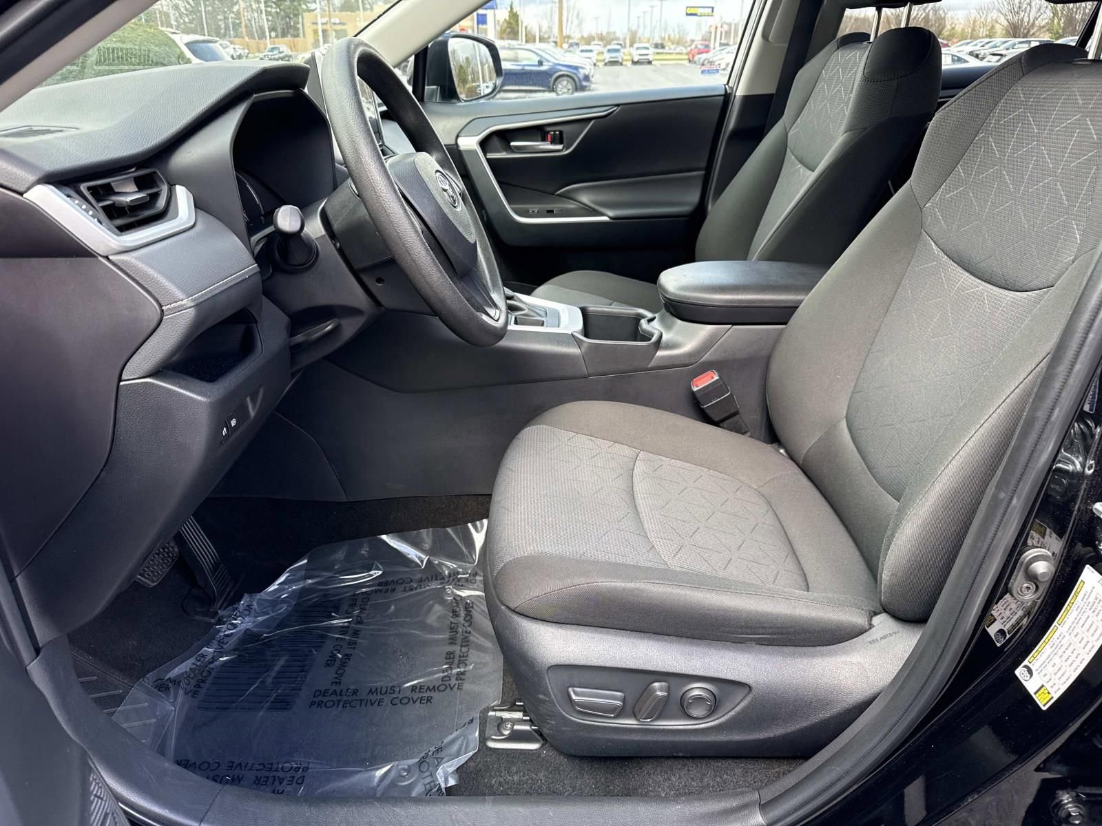 Used 2025 Toyota RAV4 XLE AWD/4WD image 29