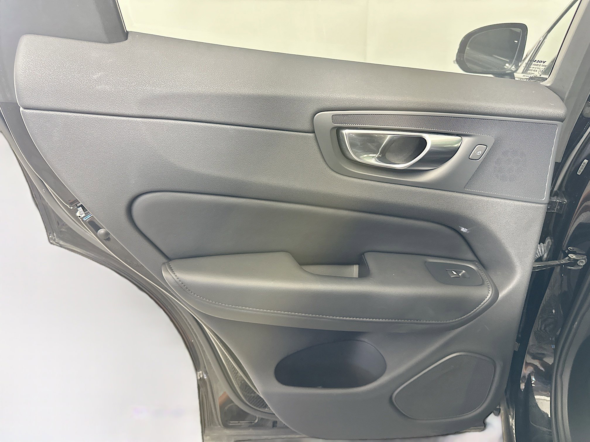 Used 2025 Volvo XC60 B5 Plus image 27