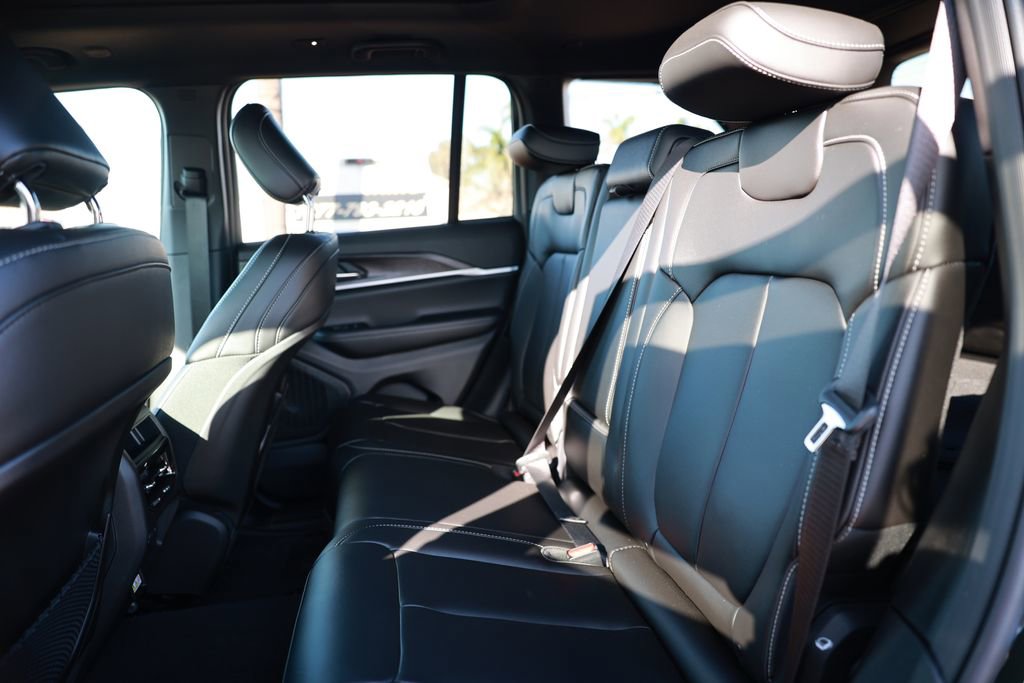 New 2025 Jeep Grand Cherokee Limited w/ Black Appearance Package image 28