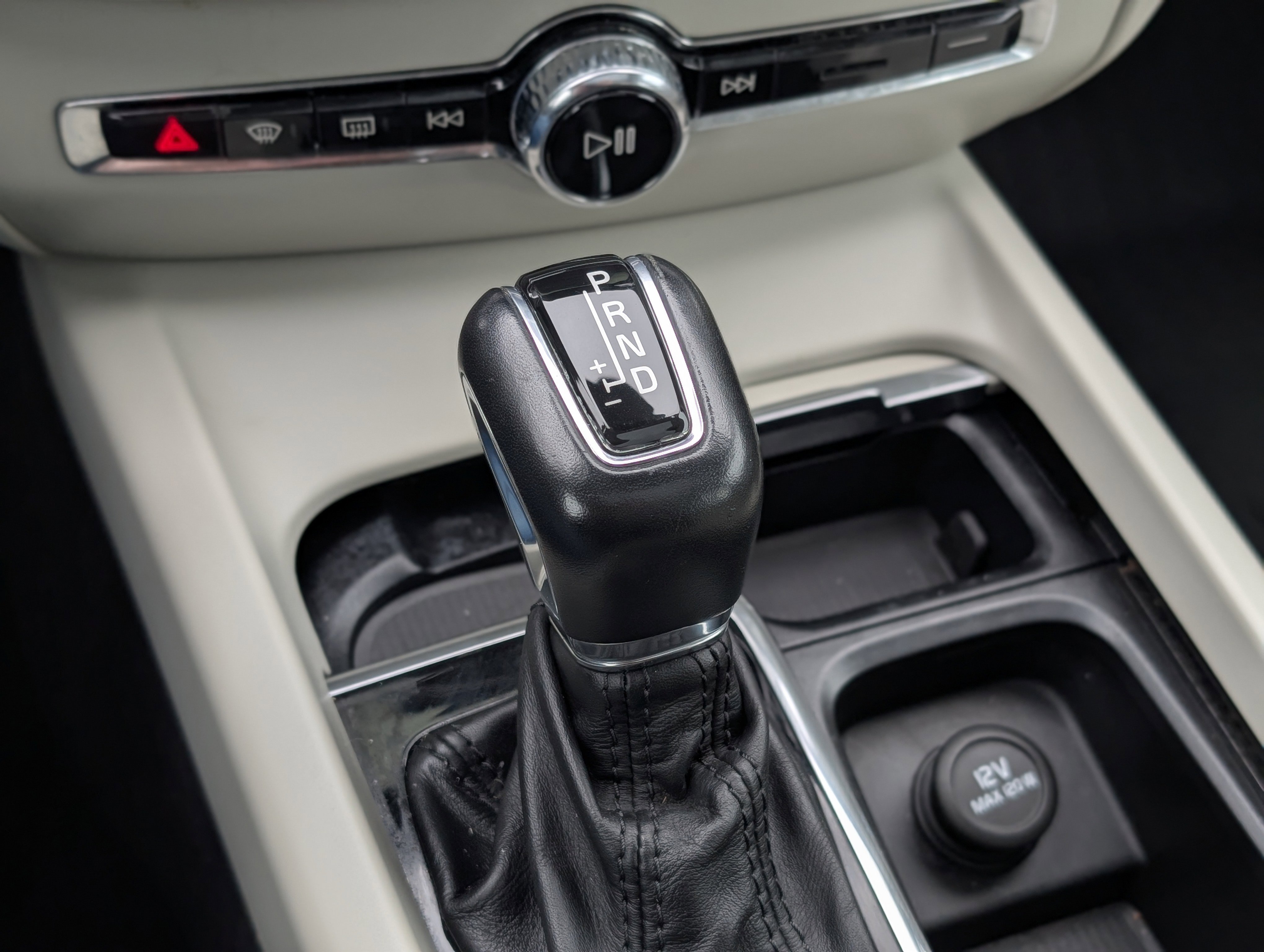 Used 2020 Volvo S60 T6 Momentum image 26