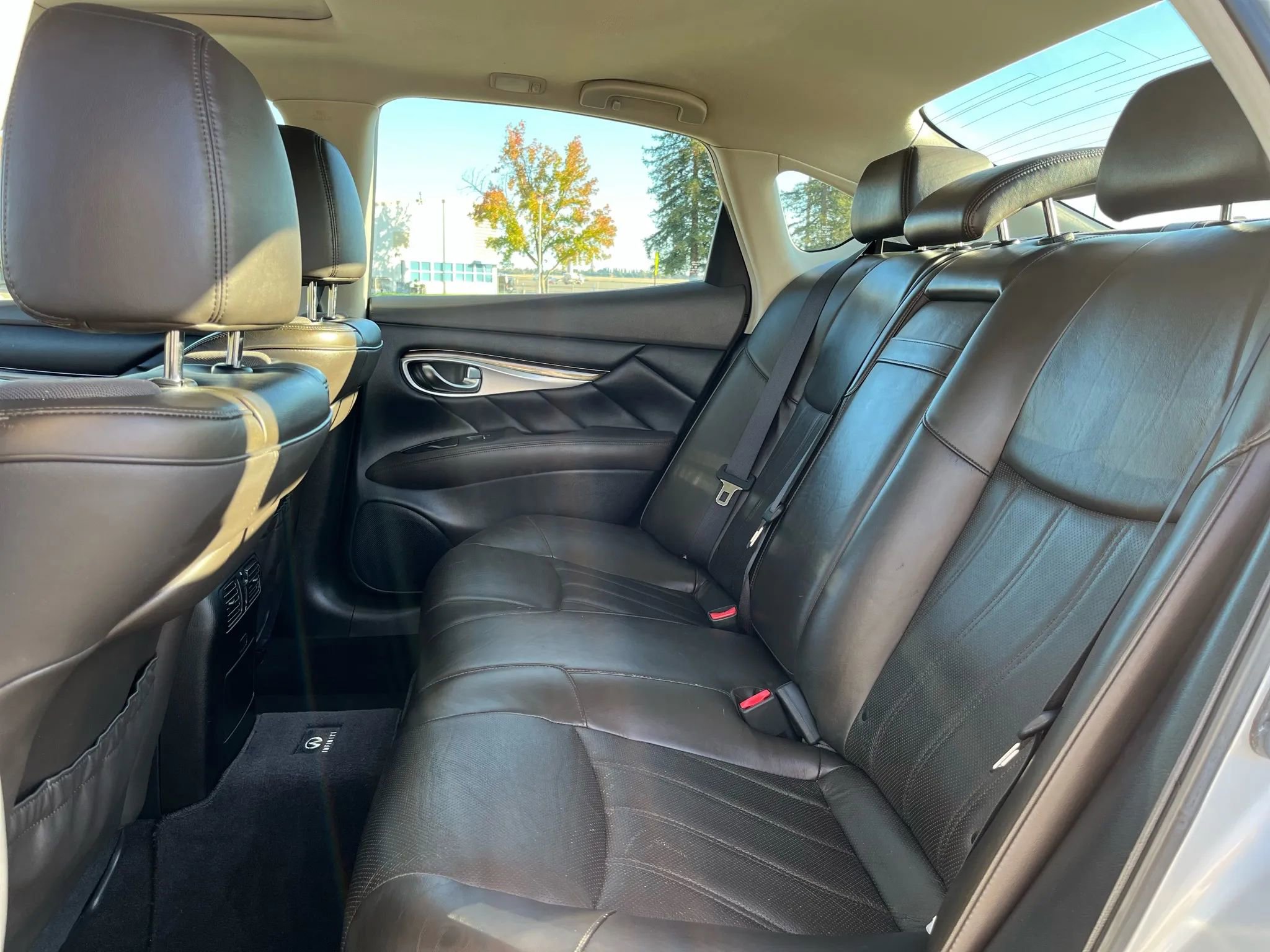Used 2012 INFINITI M37 x w/ Deluxe Touring Pkg image 12