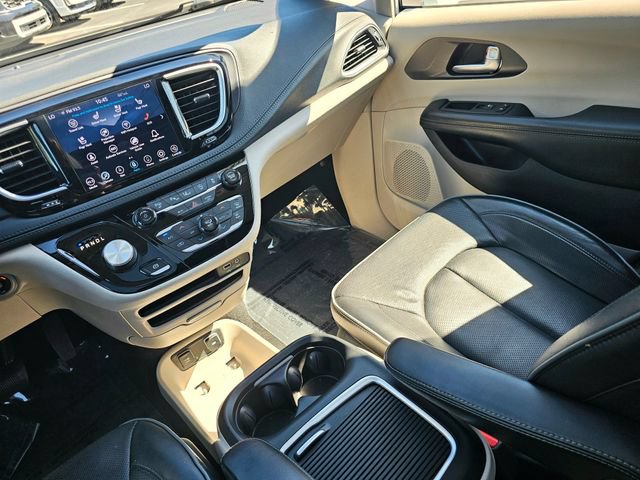 Used 2020 Chrysler Pacifica Limited w/ Tire & Wheel Group FWD image 37
