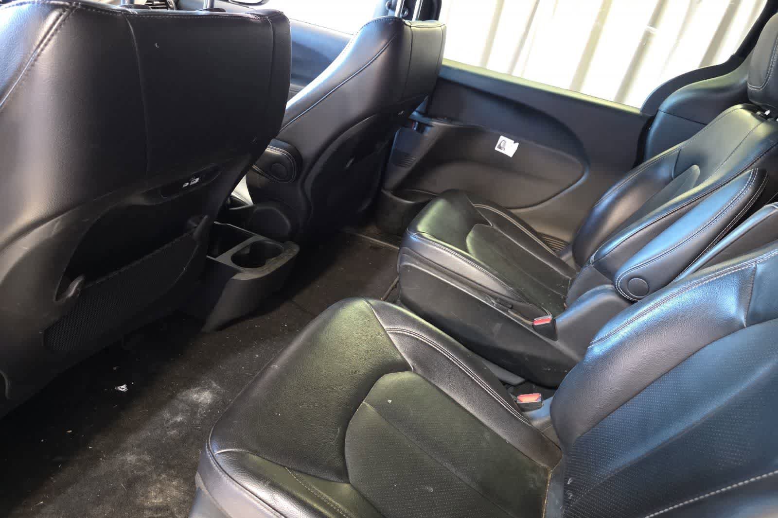 Used 2022 Chrysler Pacifica Touring-L w/ S Appearance Package FWD image 5