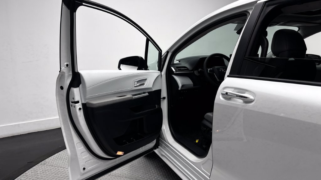 Certified 2026 Toyota Sienna XLE FWD image 18