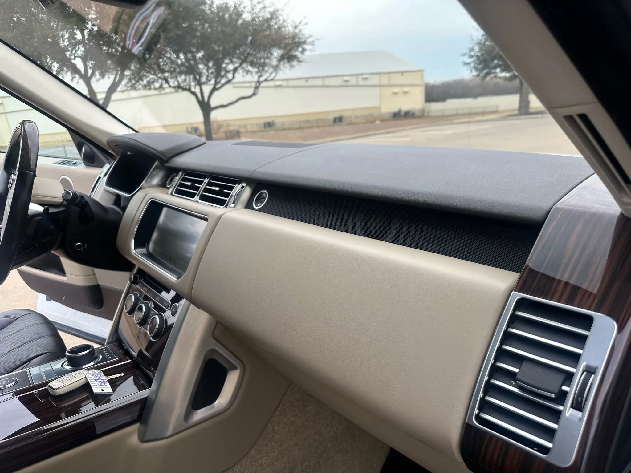 Used 2017 Land Rover Range Rover HSE image 32