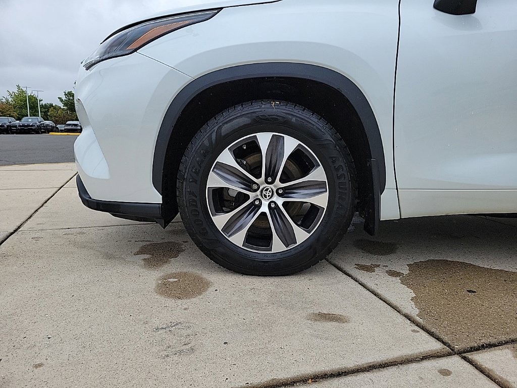 Used 2023 Toyota Highlander XLE AWD/4WD image 8