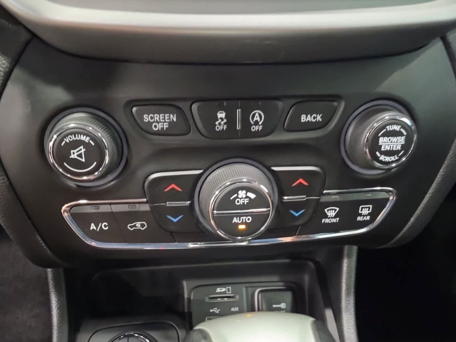 Used 2017 Jeep Cherokee Trailhawk w/ Comfort & Convenience Group AWD/4WD image 27