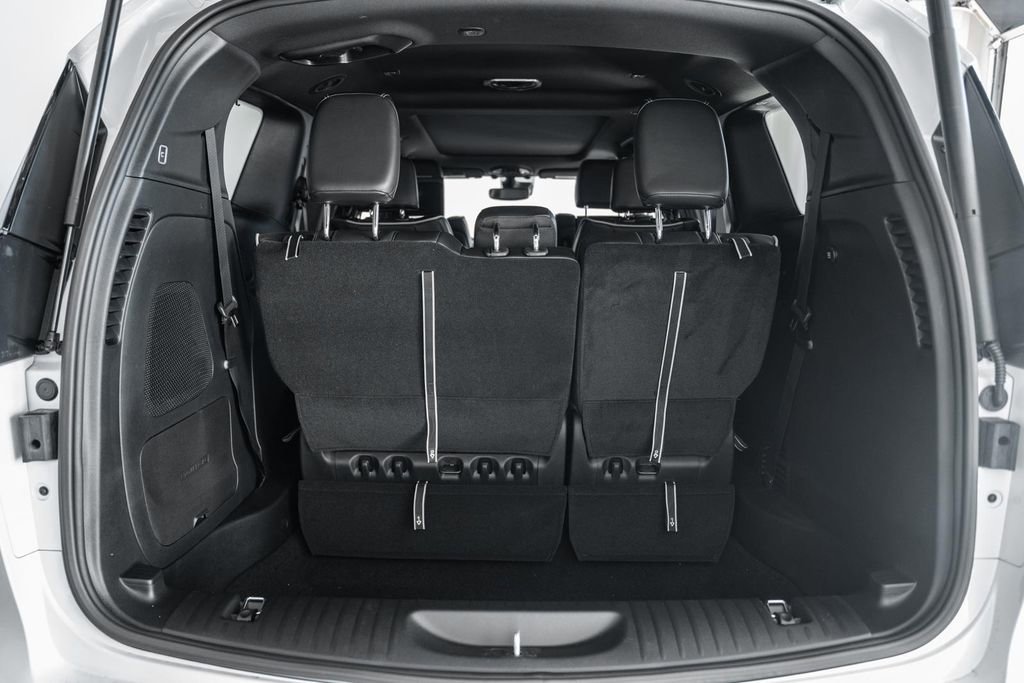 New 2026 Chrysler Pacifica Limited w/ Uconnect Theater Family Group image 9