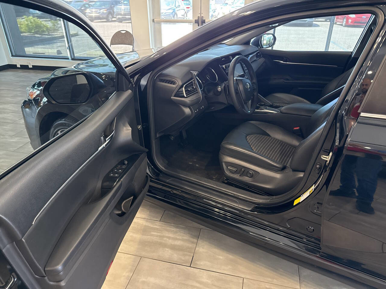 Used 2020 Toyota Camry SE w/ Phone Cable & Charge Package image 10