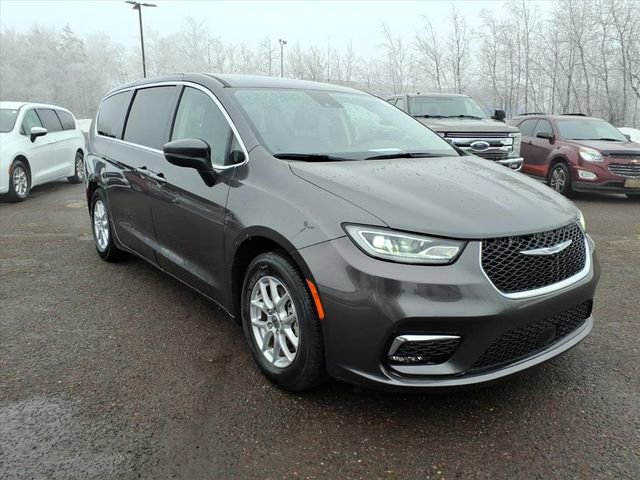 Used 2023 Chrysler Pacifica Touring-L FWD image 7