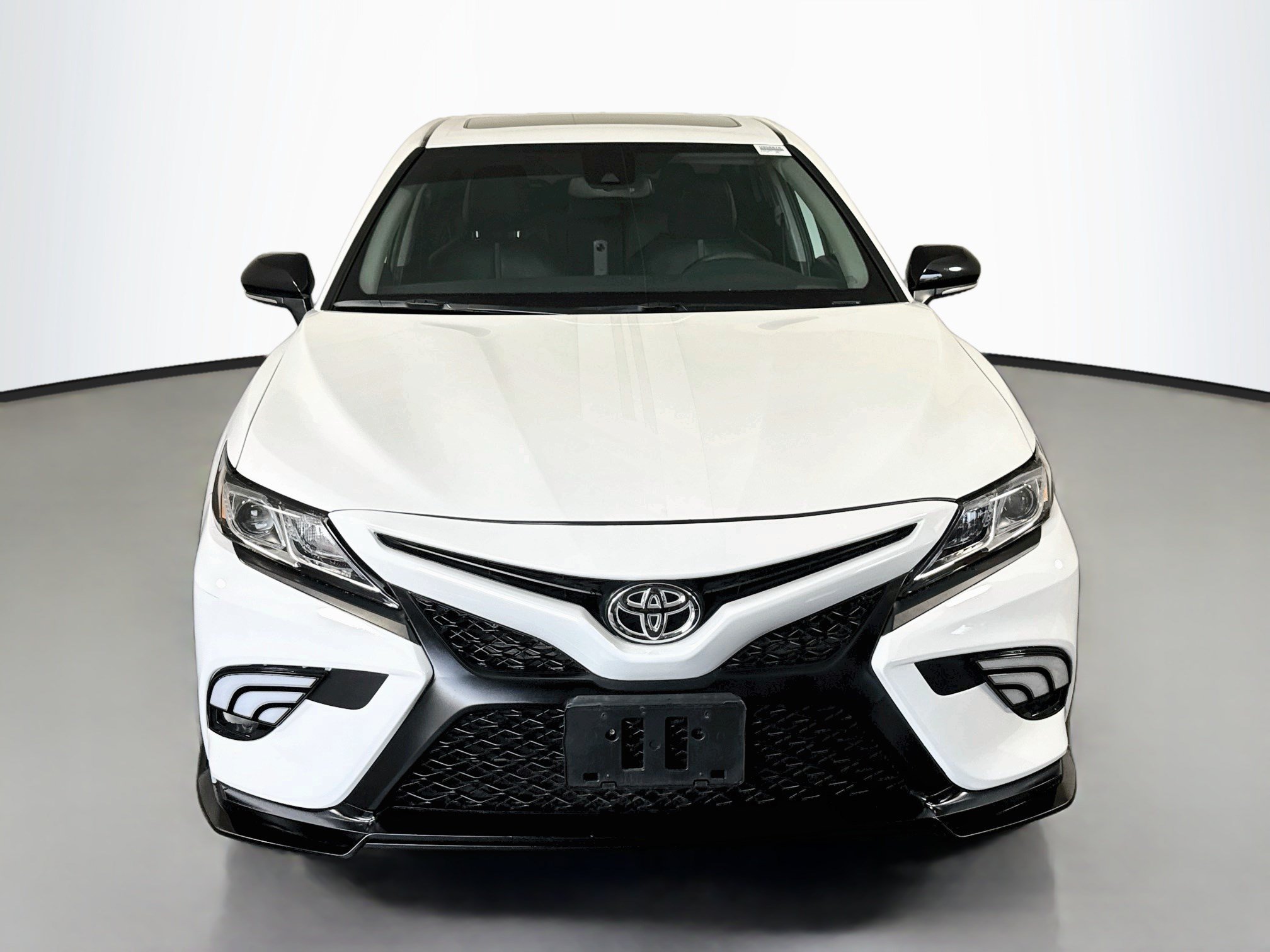 Used 2020 Toyota Camry SE w/ Convenience Package FWD image 2