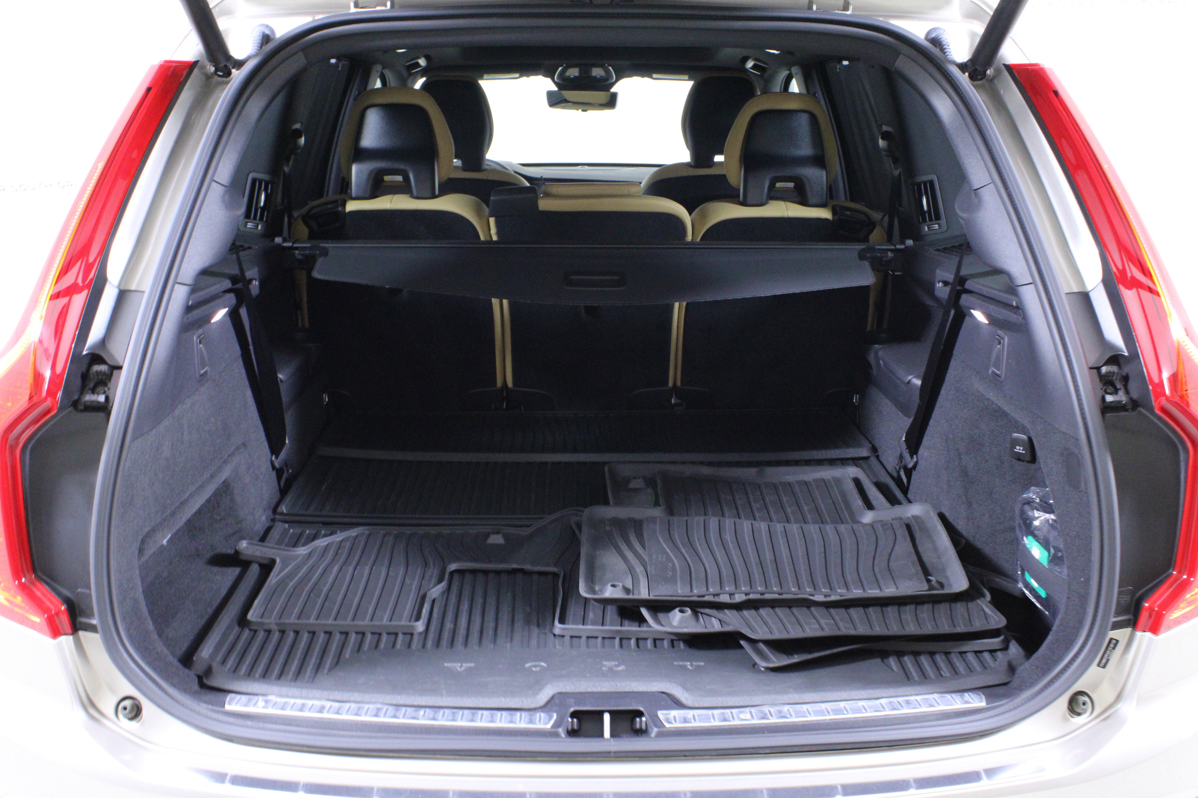 Used 2025 Volvo XC90 B6 Ultra w/ Protection Package Premier image 11