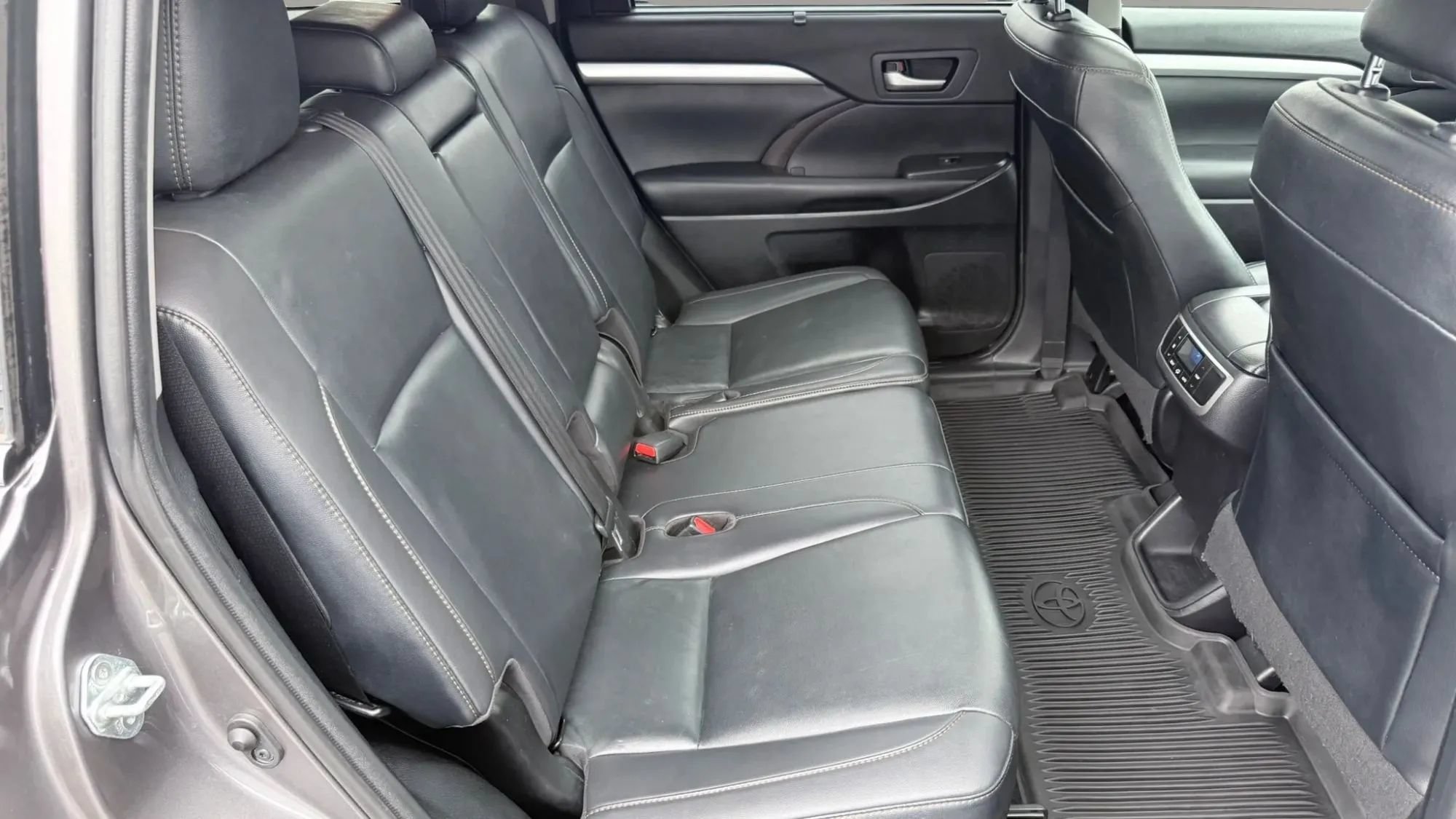 Used 2019 Toyota Highlander XLE AWD/4WD image 35
