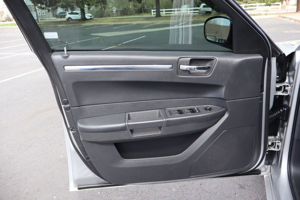 Used 2010 Chrysler 300 Touring image 23