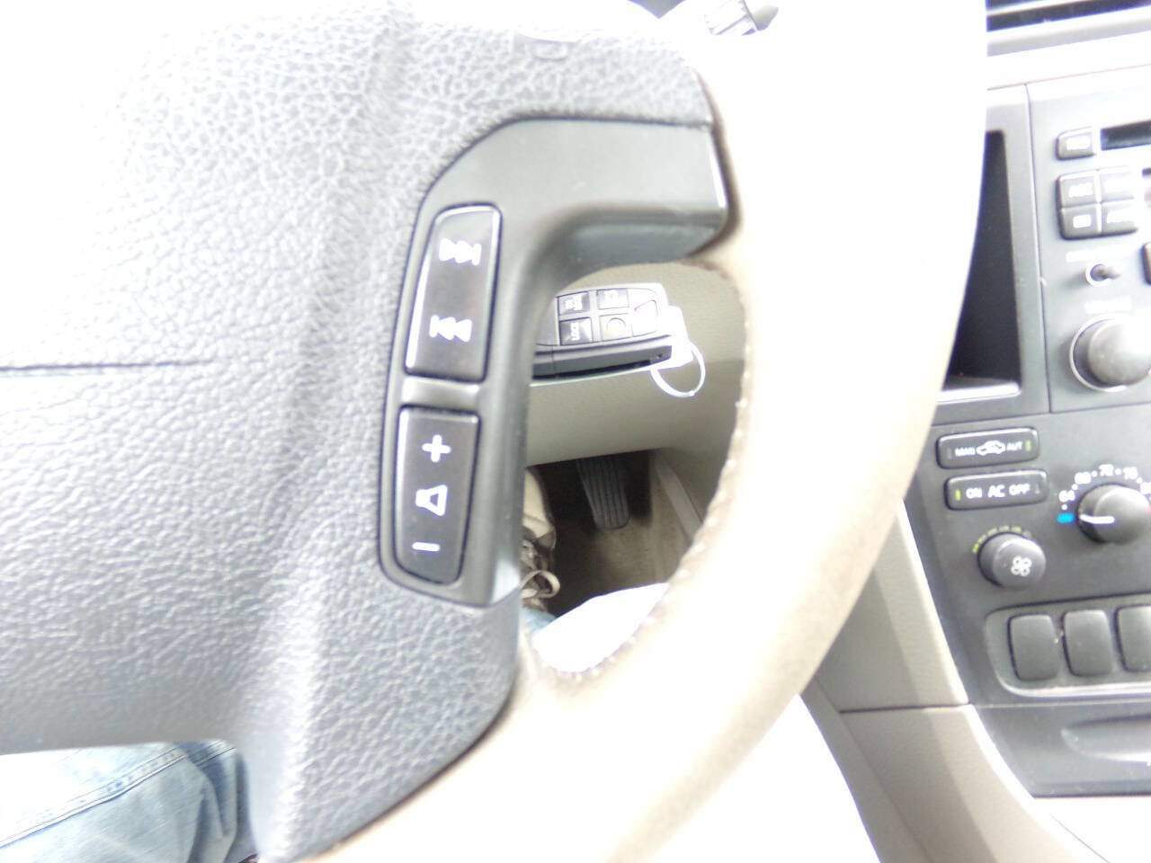 Used 2004 Volvo V70 AWD/4WD image 9