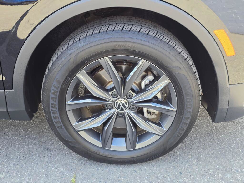 Used 2022 Volkswagen Tiguan SE w/ Panoramic Sunroof Package AWD/4WD image 9