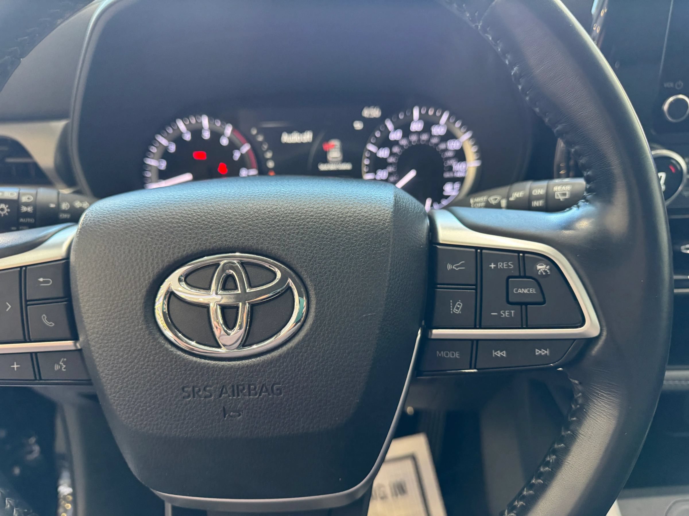 Used 2023 Toyota Highlander LE AWD/4WD image 12