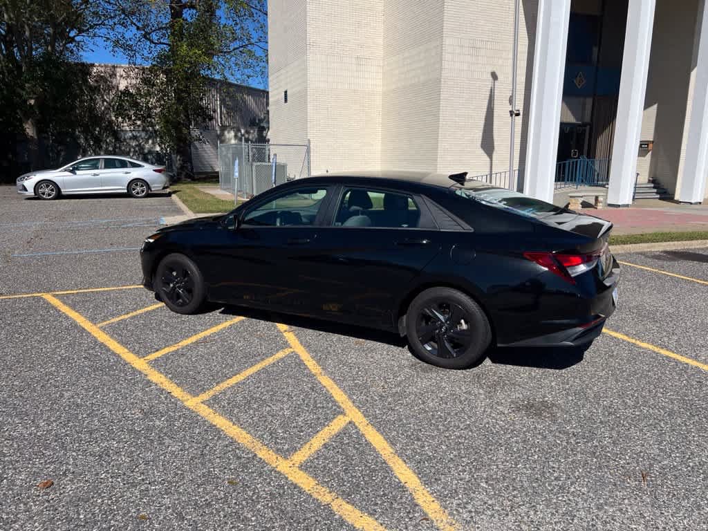 Used 2023 Hyundai Elantra SEL w/ Preferred Accessory Package FWD image 3