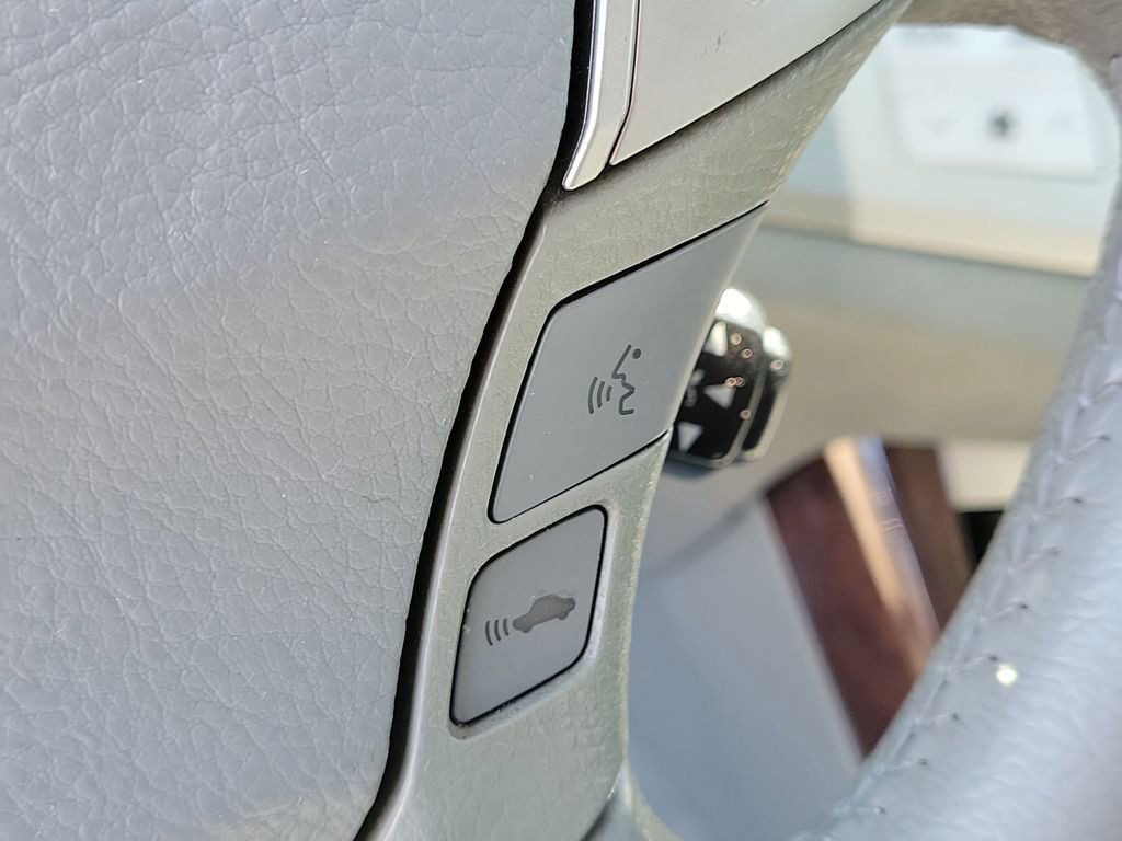 Used 2010 Toyota Avalon Limited FWD image 33