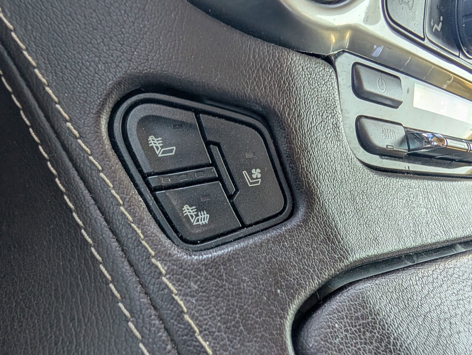 Used 2019 Chevrolet Suburban Premier AWD/4WD image 16