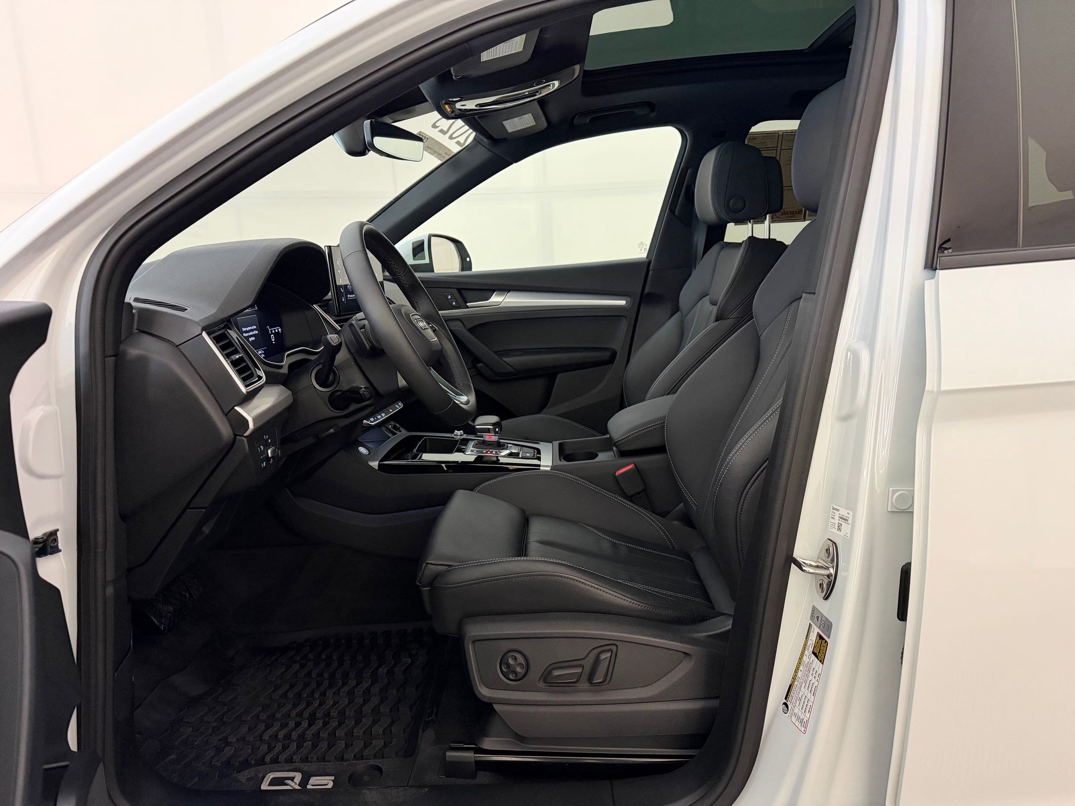 Certified 2025 Audi Q5 2.0T Premium w/ Convenience Plus Package image 5