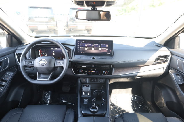 Certified 2025 Nissan Rogue Platinum w/ Platinum Premium Package AWD/4WD image 16