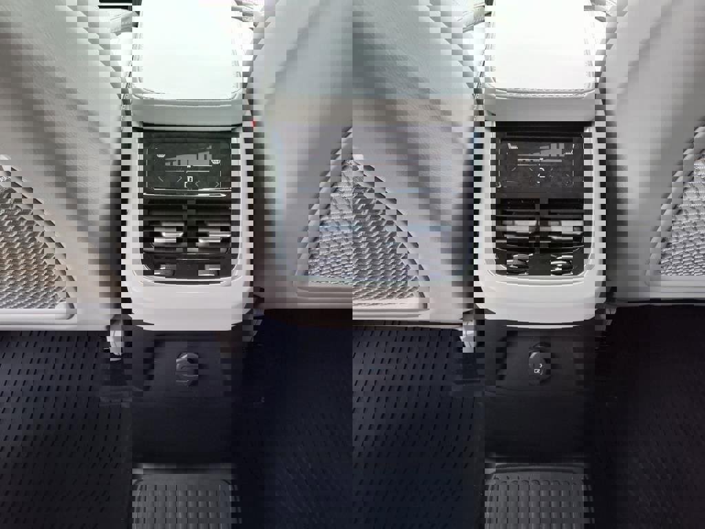 Used 2025 Volvo XC90 T8 Ultra w/ Protection Package Premier image 7