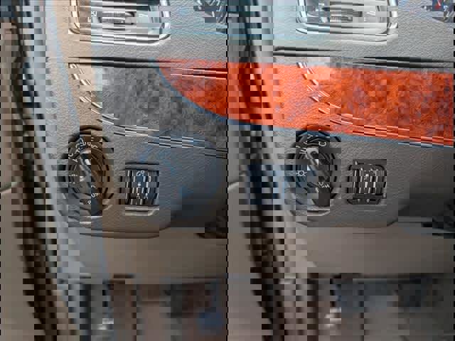 Used 2015 Chrysler Town & Country Limited Platinum image 14