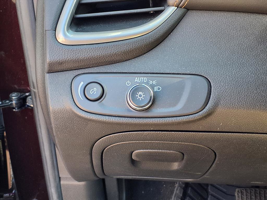 Used 2022 Chevrolet Trax LT w/ LT Convenience Package image 21