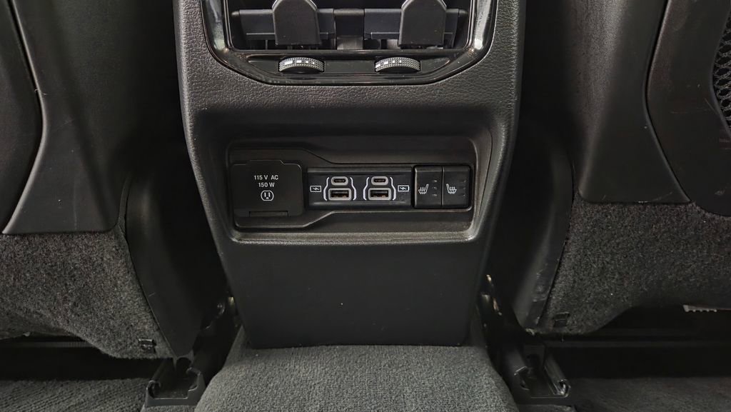 Used 2023 Jeep Grand Cherokee Limited w/ Luxury Tech Group II image 34