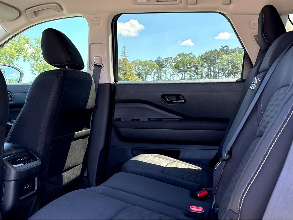 Used 2025 Nissan Pathfinder SV FWD image 16