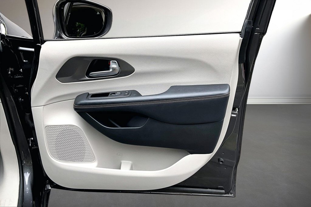 Used 2020 Chrysler Pacifica Touring-L FWD image 27