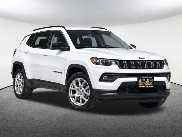 Used 2022 Jeep Compass Latitude w/ Sun and Sound Group AWD/4WD image 2
