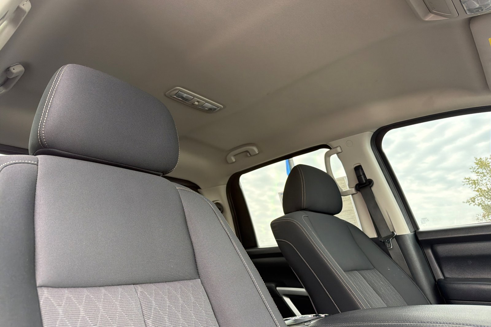 Used 2018 Nissan Titan SV w/ SV Convenience Package AWD/4WD image 15