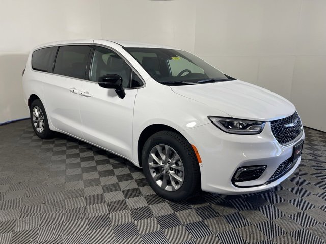 New 2026 Chrysler Pacifica Select