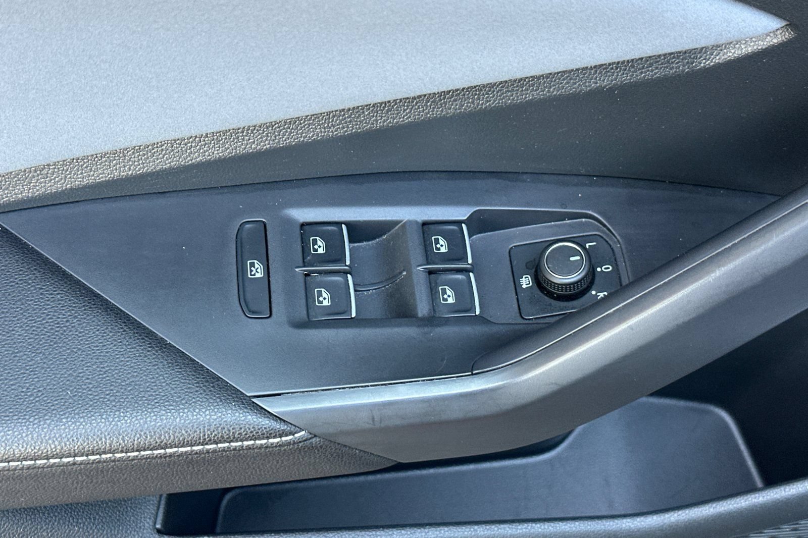 Used 2025 Volkswagen Jetta SE FWD image 14